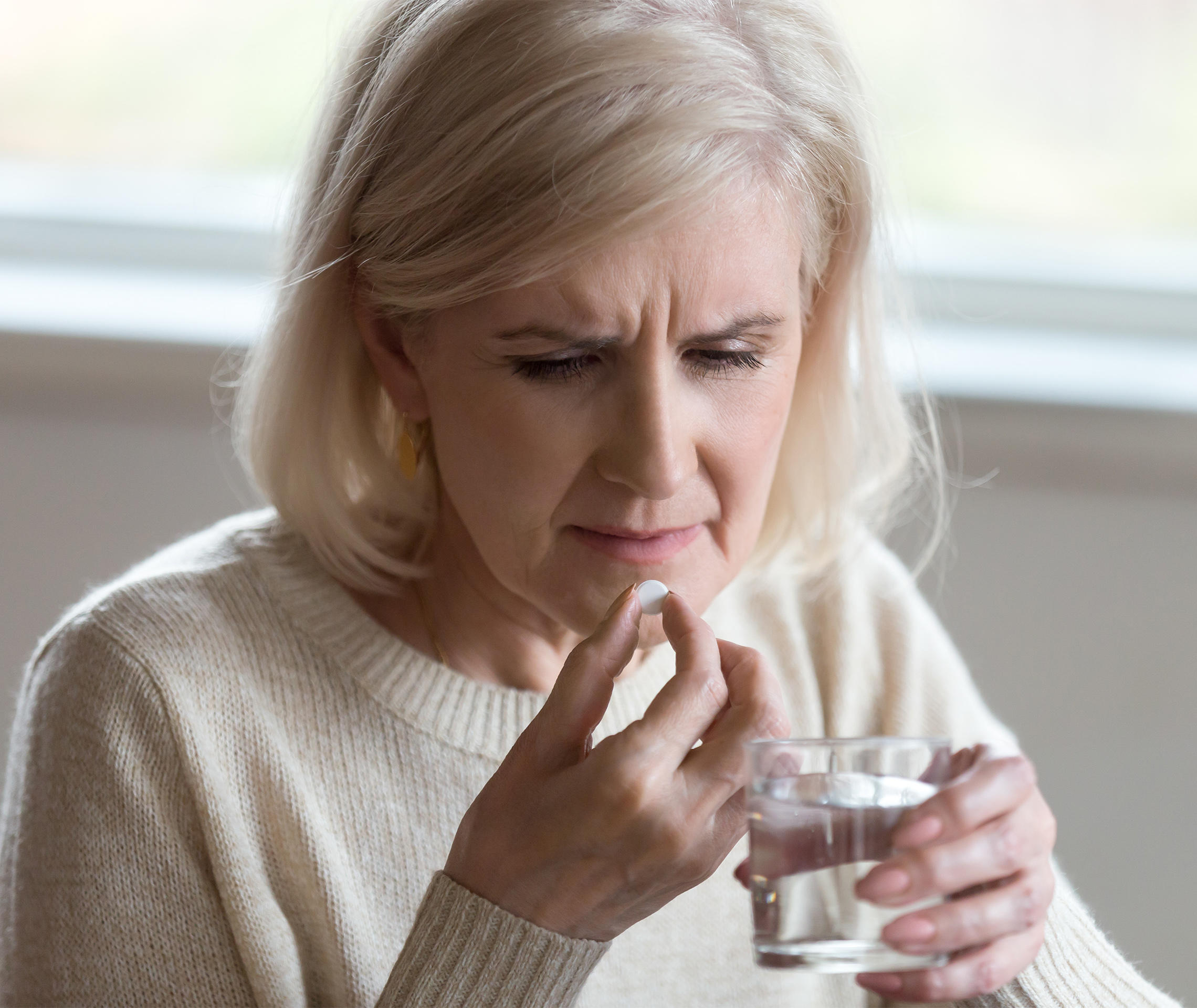 Therapietreue Herzinsuffizienz-Patientin bei der Medikamenteneinnahme