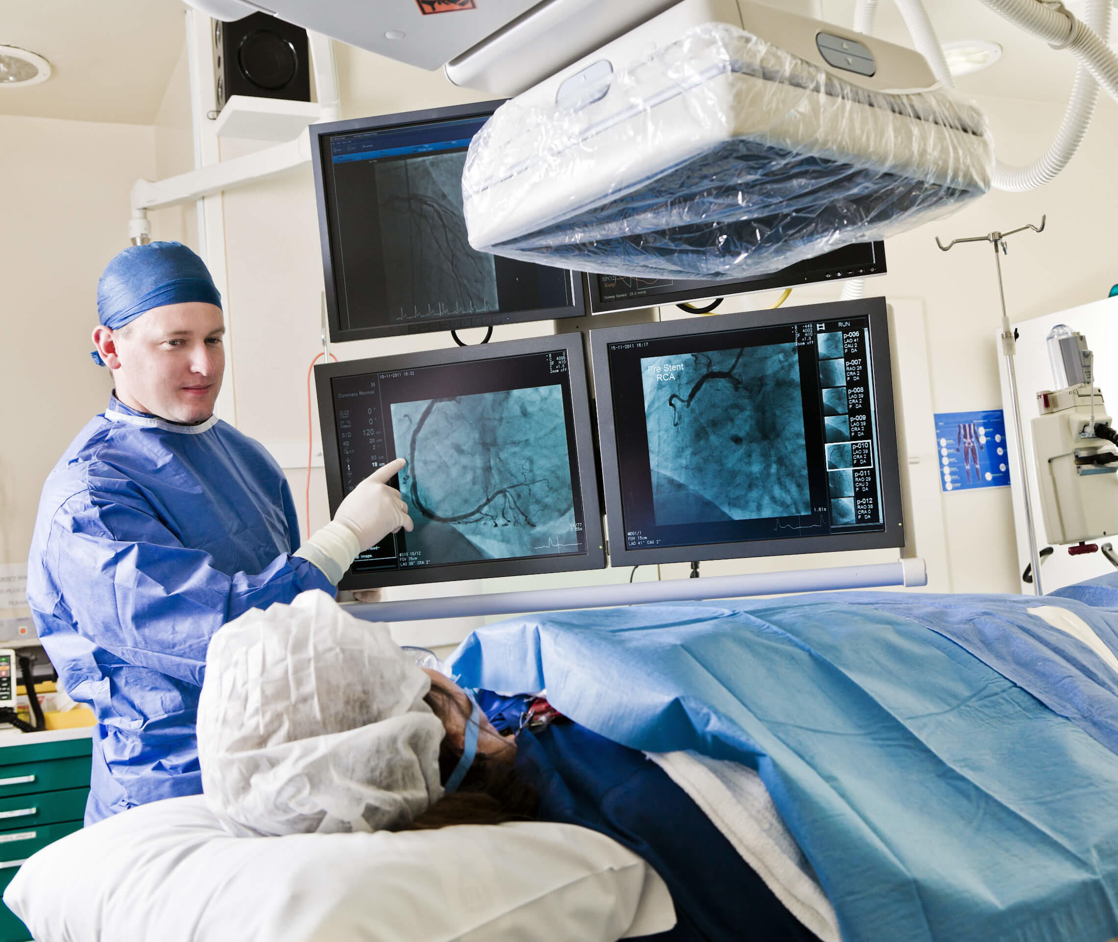 Arzt führt Untersuchung im Krankenhaus zur Diagnose eines Broken-Heart-Syndroms durch.
