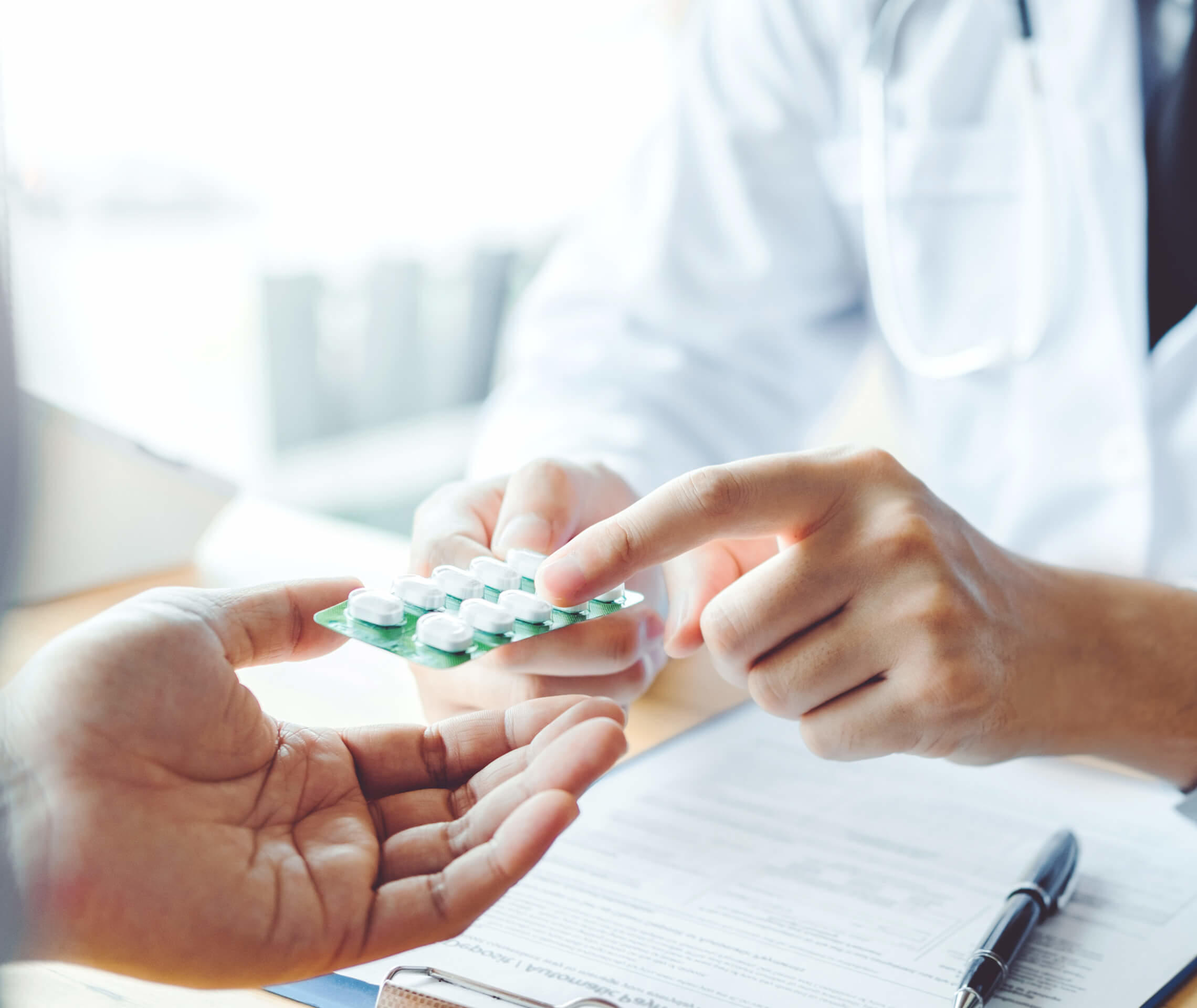 Arzt erklärt Herzinsuffizienz-Patienten, was er bei der Einnahme von Herzglykosiden beachten muss.