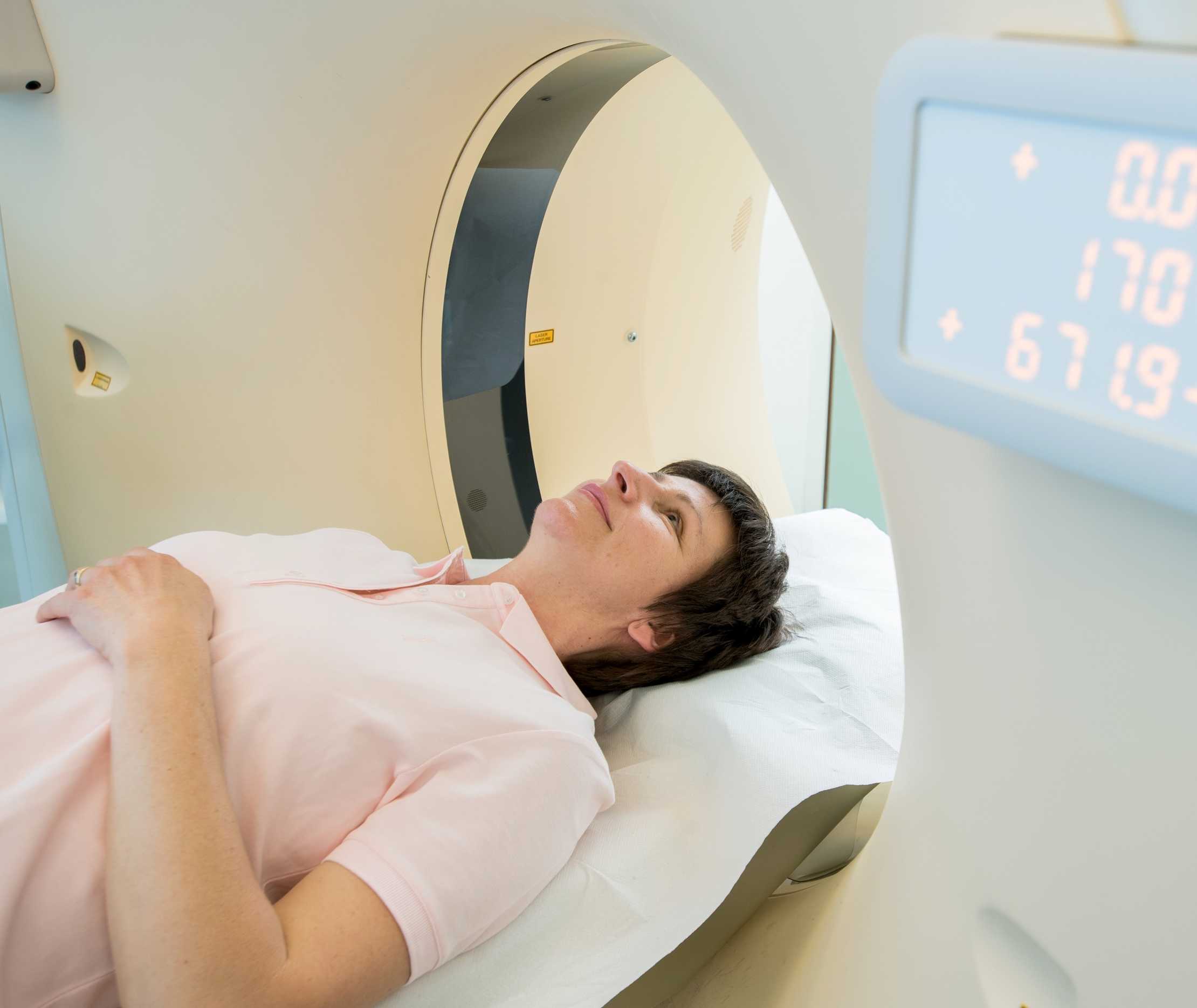 Eine Patientin wird zur Myokardszintigraphie in das CT-Gerät gefahren.