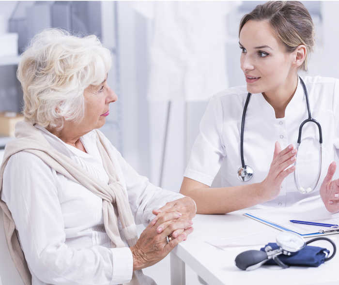 Ärztin spricht mit Herzinsuffizienz-Patientin über ihre Erkrankung.