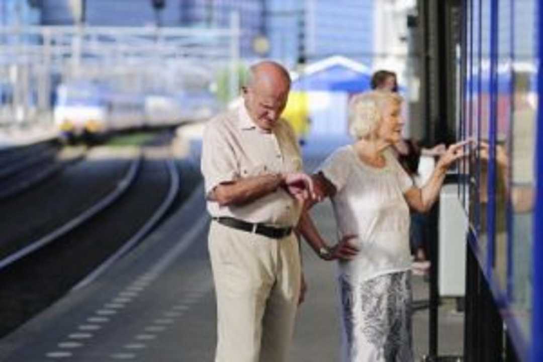 Herzinsuffizienz-Betroffene sollten auf Reisen an Pausen denken. Älteres Paar mit Herzinsuffizienz auf Reisen