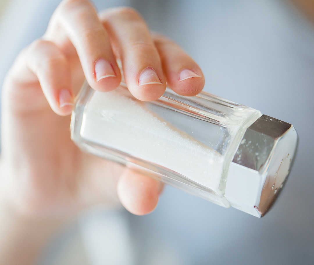 Diuretika: Person salzt Essen nur ein wenig, um die Effekte der Entwässerungstabletten nicht zu verringern.