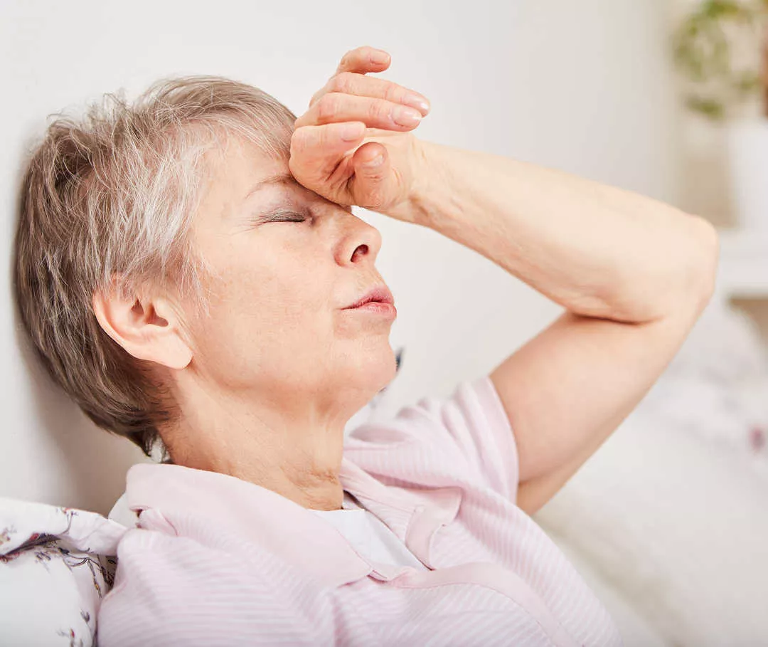 Eine Herzmuskelentzündung (Myokarditis) äußert sich bei einer Seniorin durch Kopfschmerzen und Erschöpfung.