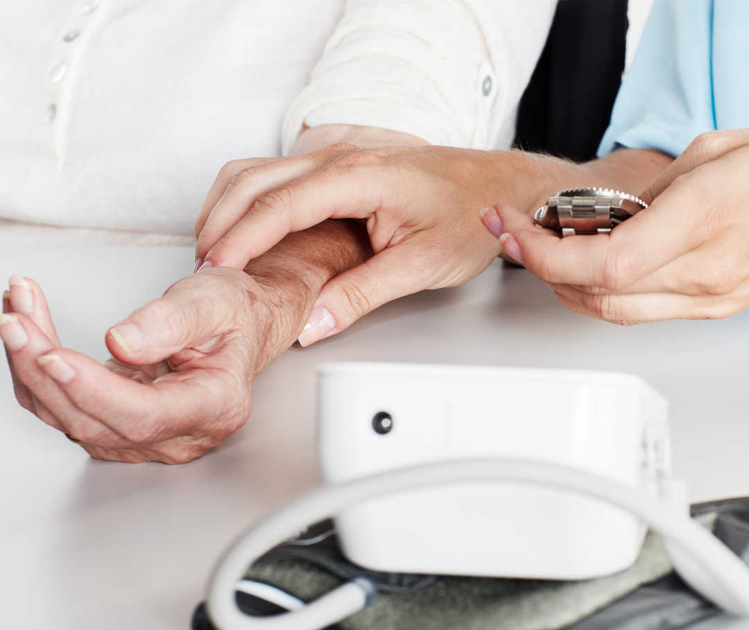 Tasten des Pulses am Handgelenk gibt Auskunft über den Sinusrhythmus.