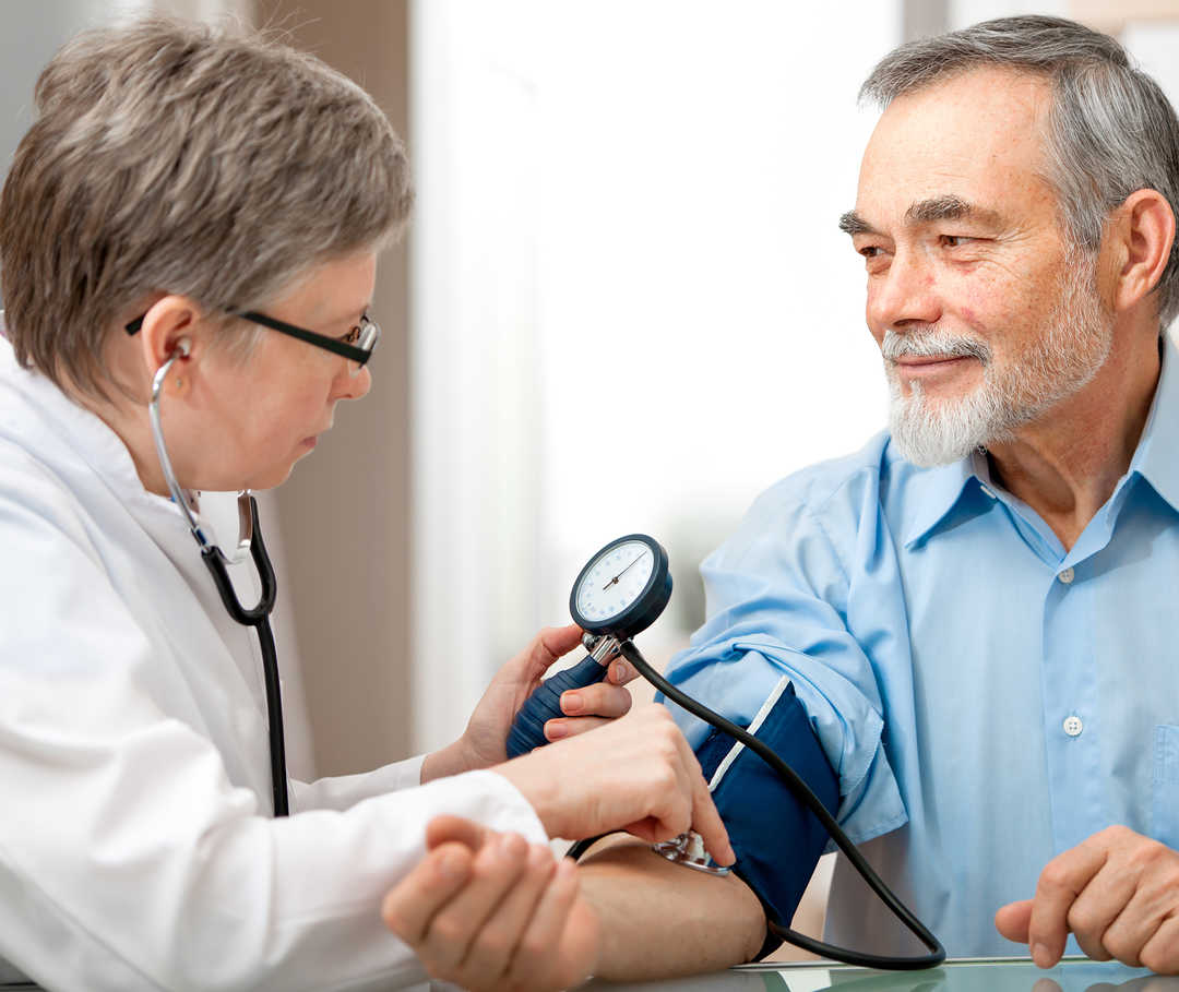 Arzt und Patient sind den Herzinsuffizienz-Ursachen auf der Spur.