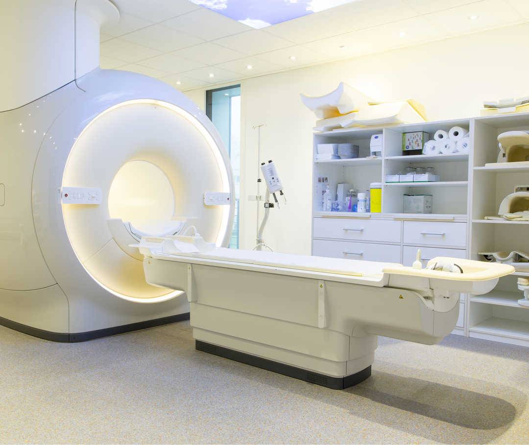 Modernes MRT-Gerät in einer Praxis. 