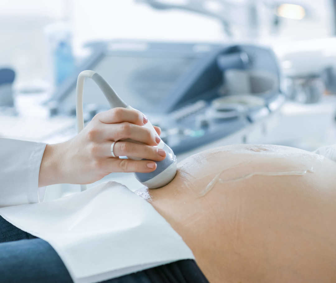 Ein Ultraschall hilft bei der Diagnose eines Herzfehlers. Angeborener Herzfehler: Arzt führt Ultraschalluntersuchung bei schwangerer Frau durch, um zu sehen, ob das Herz des Babys gesund ist.
