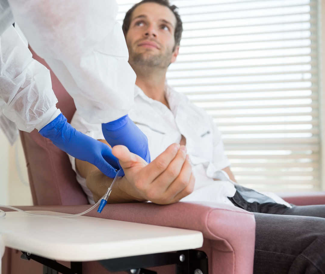 Eine Chemotherapie kann eine Herzinsuffizienz begünstigen. Herzinsuffizienz: Mann erhält intravenöse Chemotherapie.