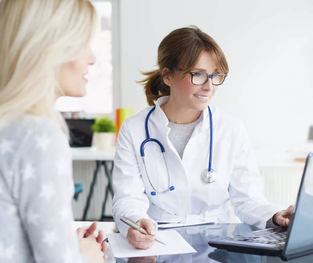 Herzinsuffizienz durch Chemo: Ärztin spricht mit Patientin.