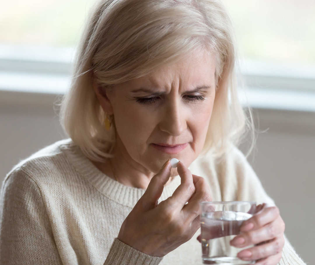 Therapietreue Herzinsuffizienz-Patientin bei der Medikamenteneinnahme
