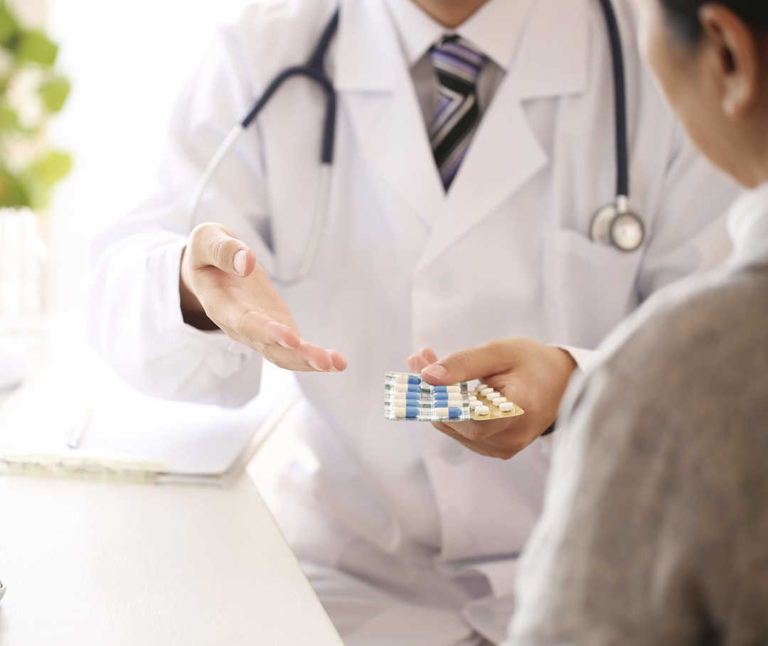 Arzt klärt Herzinsuffizienz-Patientin über die Einnahme von Diuretika sowie deren Wirkung und mögliche Nebenwirkungen auf.