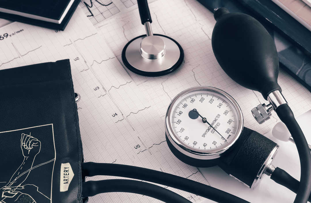 Ärzte und Ärztinnen klären Betroffene über die Stent-OP auf. Medizinische Untersuchungsinstrumente auf einem Tisch: Vor der Stent-Operation am Herzen klären Ärzte und Ärztinnen über Risiken auf.