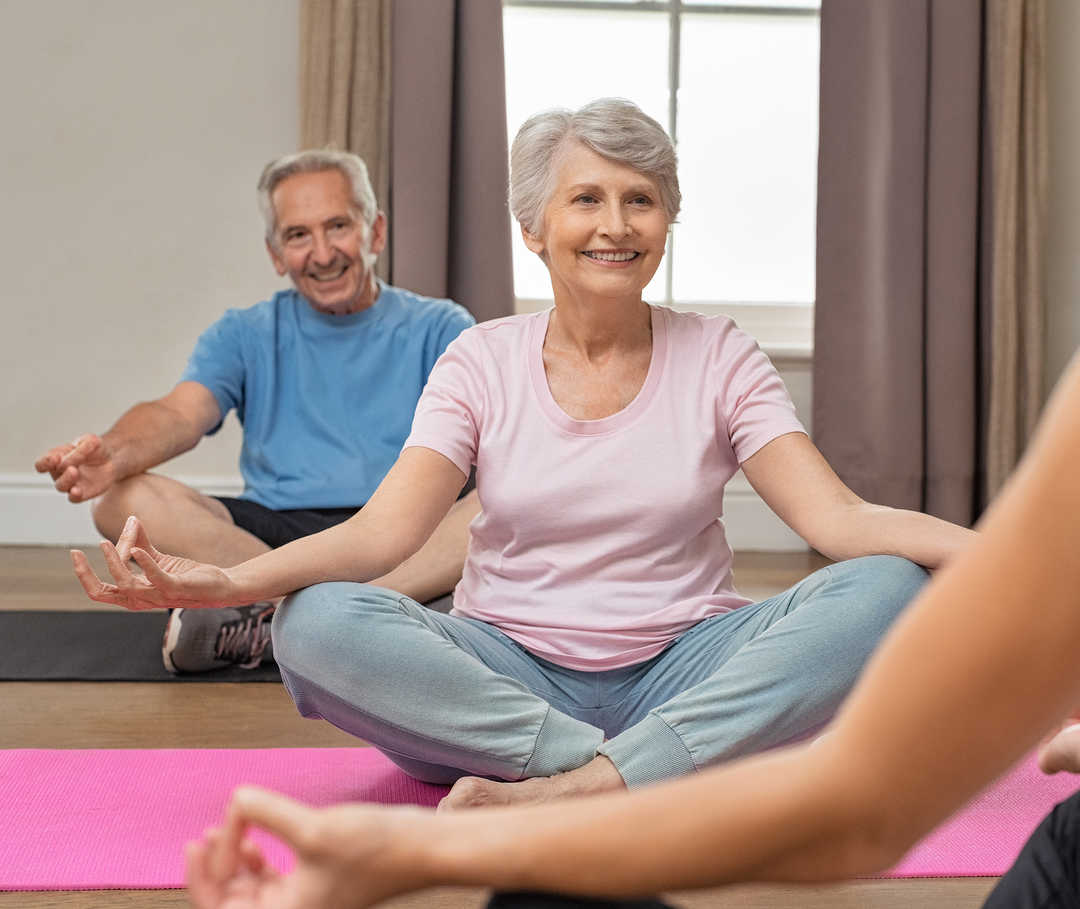 Körperliche Aktivitäten wie Yoga können die Blutgefäße stärken. Älteres Paar praktiziert Yoga, um die Blutgefäße zu stärken.