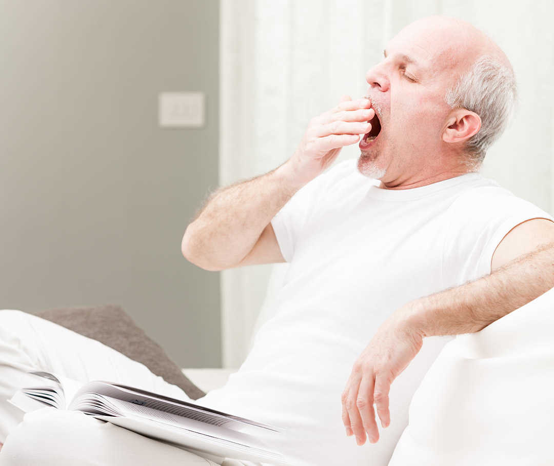 Mann gähnt: Seine Abgeschlagenheit kann auf eine Anämie hindeuten.