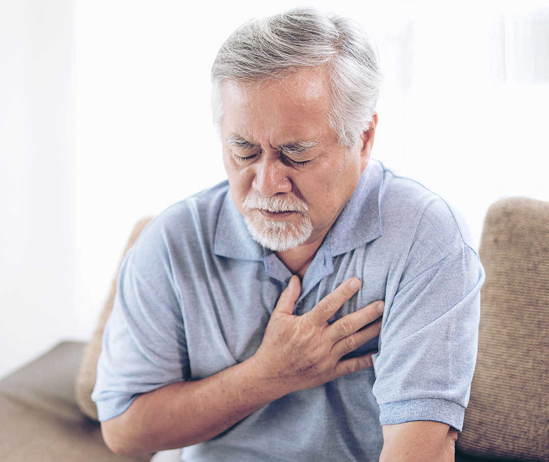 Ein Aortenaneurysma kann zu Schmerzen in der Brust führen. Mann hat aufgrund eines bestehenden Aortenaneurysmas Schmerzen in der Brust.