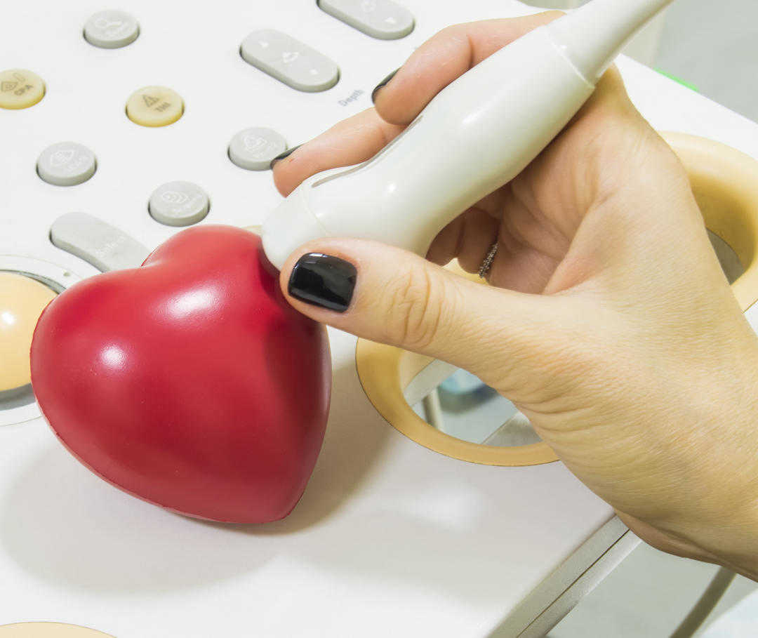 Herzultraschall  (Echokardiographie): Gerät zur Auswertung des Herzechos symbolisch dargestellt