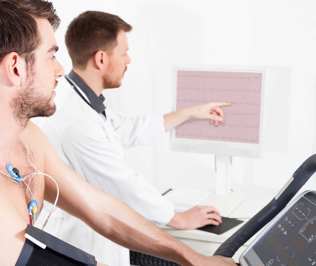 Arzt bespricht mit Patienten den EKG-Befund, um auf ein Sportlerherz schließen zu können.