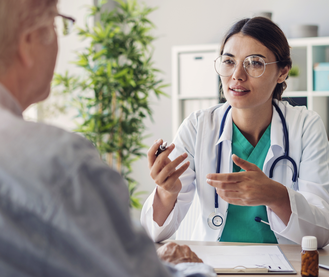 Arzt oder Ärztin erklärt, wann MRA das Herz unterstützen können. Ärztin informiert ihren Patienten über die Einnahme von Mineralokortikoid-Rezeptorantagonisten.