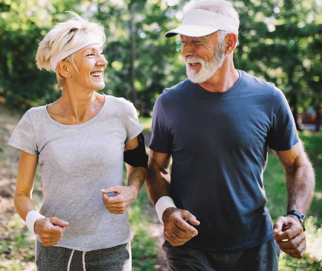 Älteres Paar macht gemeinsam Sport, um Stress abzubauen und ausreichend Bewegung im Alltag zu haben.