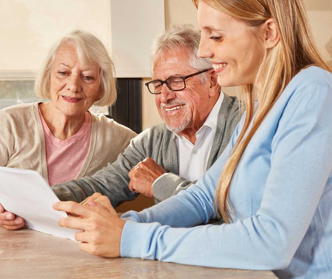 Tochter bespricht mit ihren Eltern die Vorsorgevollmacht.