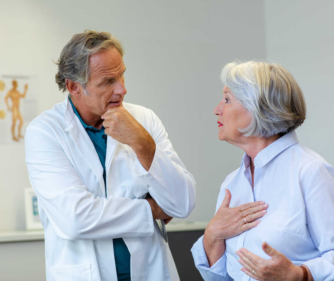 Bei einer Herzinsuffizienz gibt es verschiedene Therapieoptionen. Arzt bespricht mit Frau die Therapie zur Herzinsuffizienz-Behandlung.