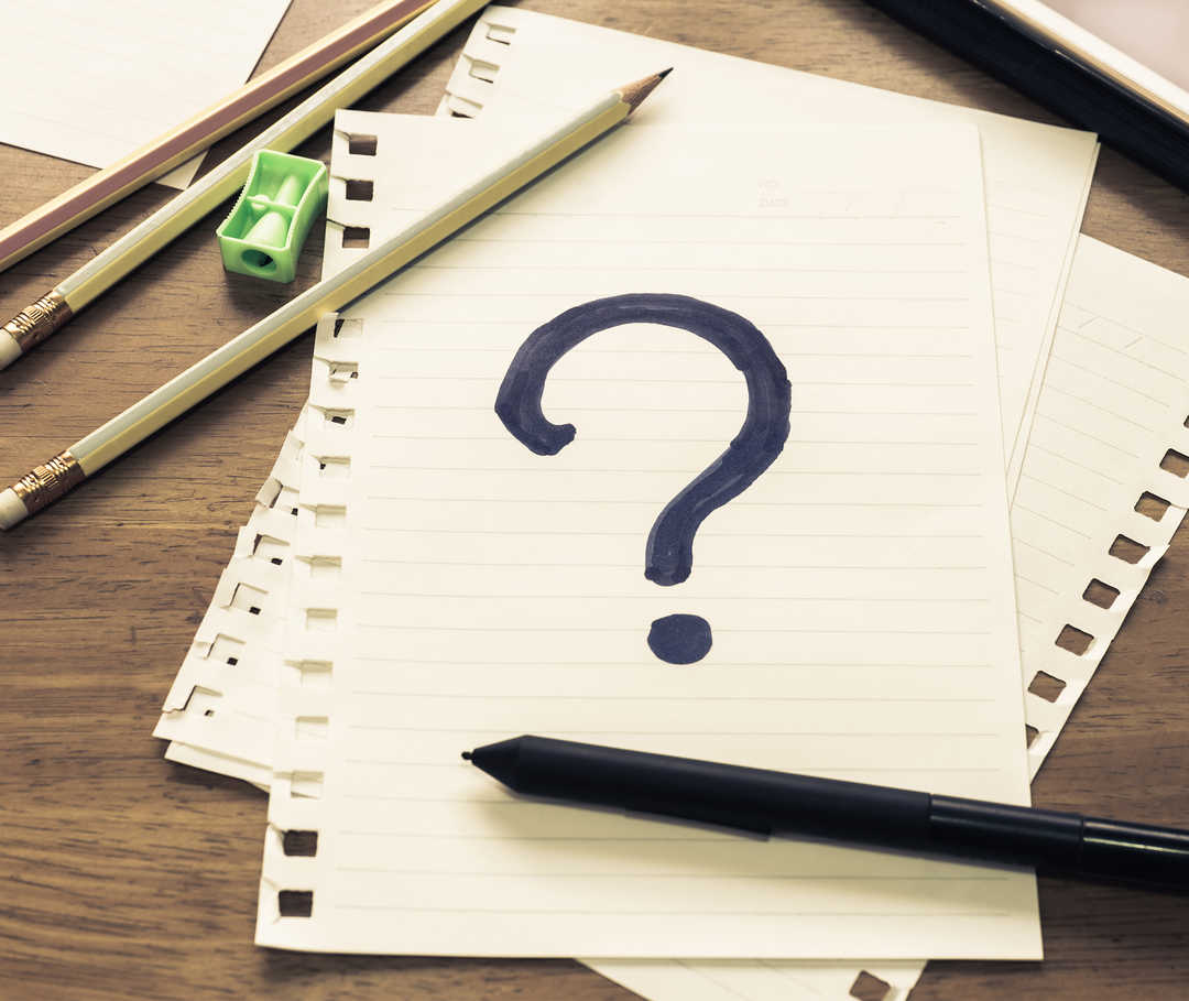 Notizzettel mit aufgemaltem Fragezeichen